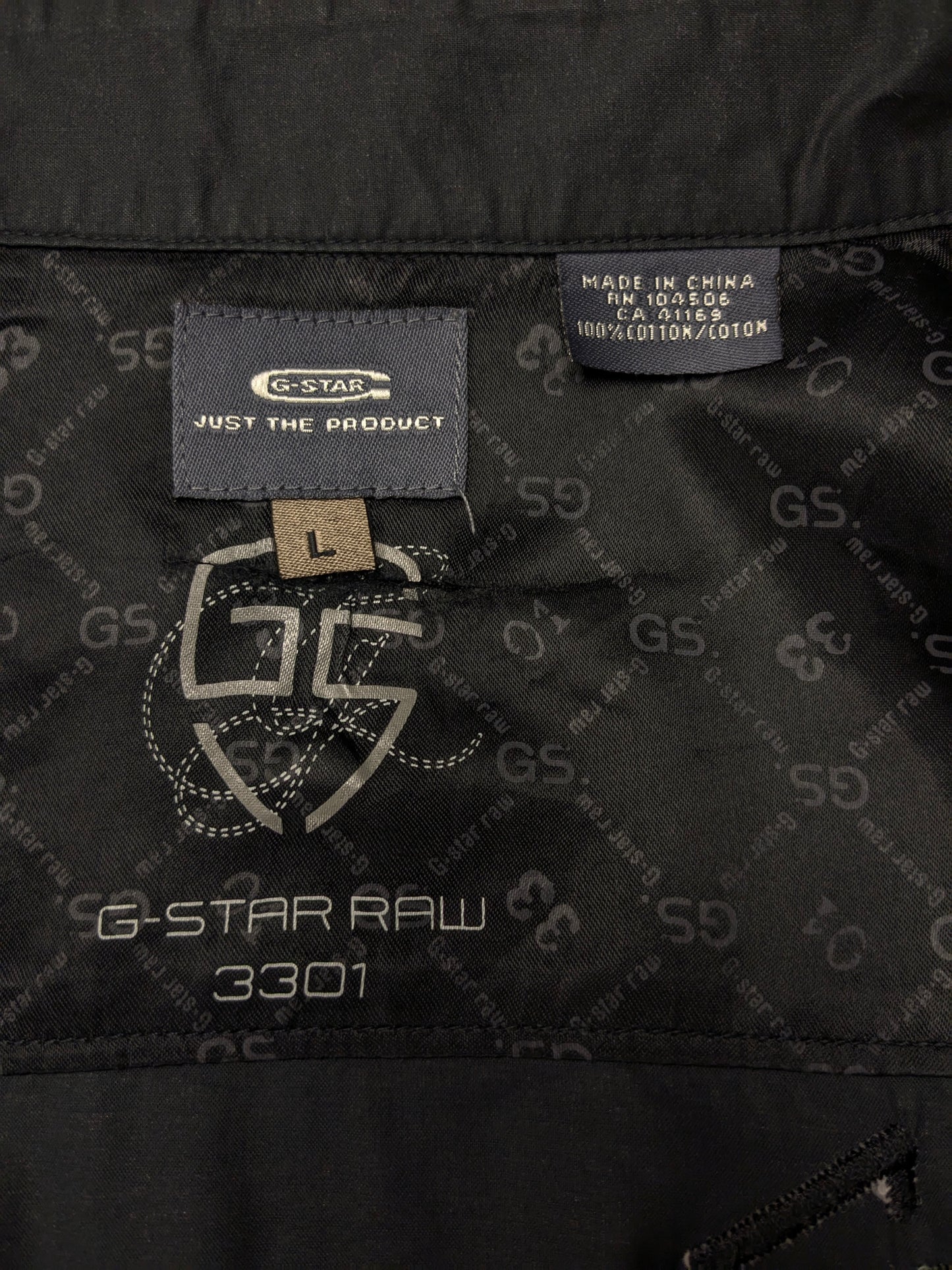 G-Star Raw shirt with a pleated front. Black colored. Size L.