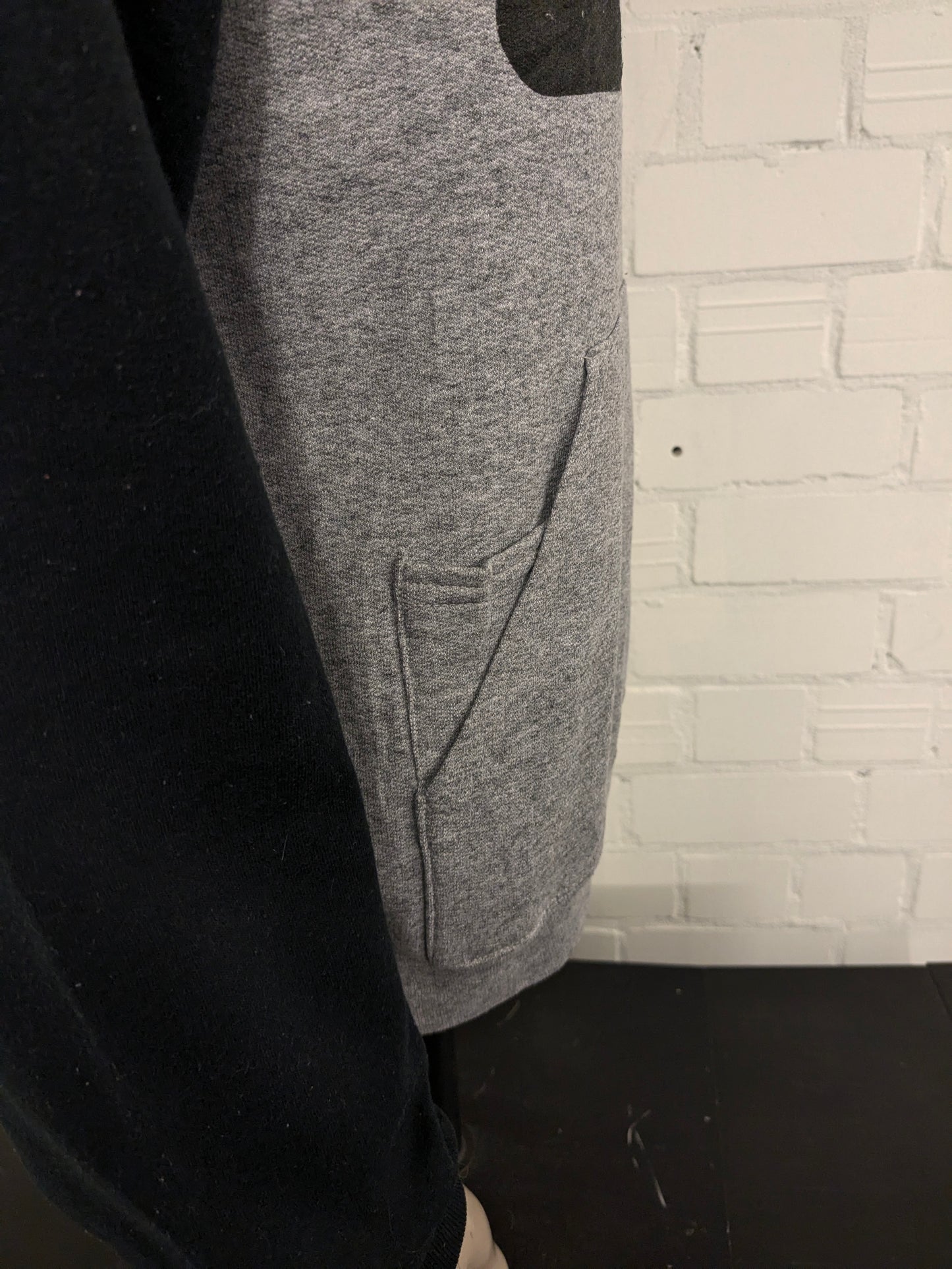 Hawkeyes Iowa Hoodie. Gray black with print. Size L.