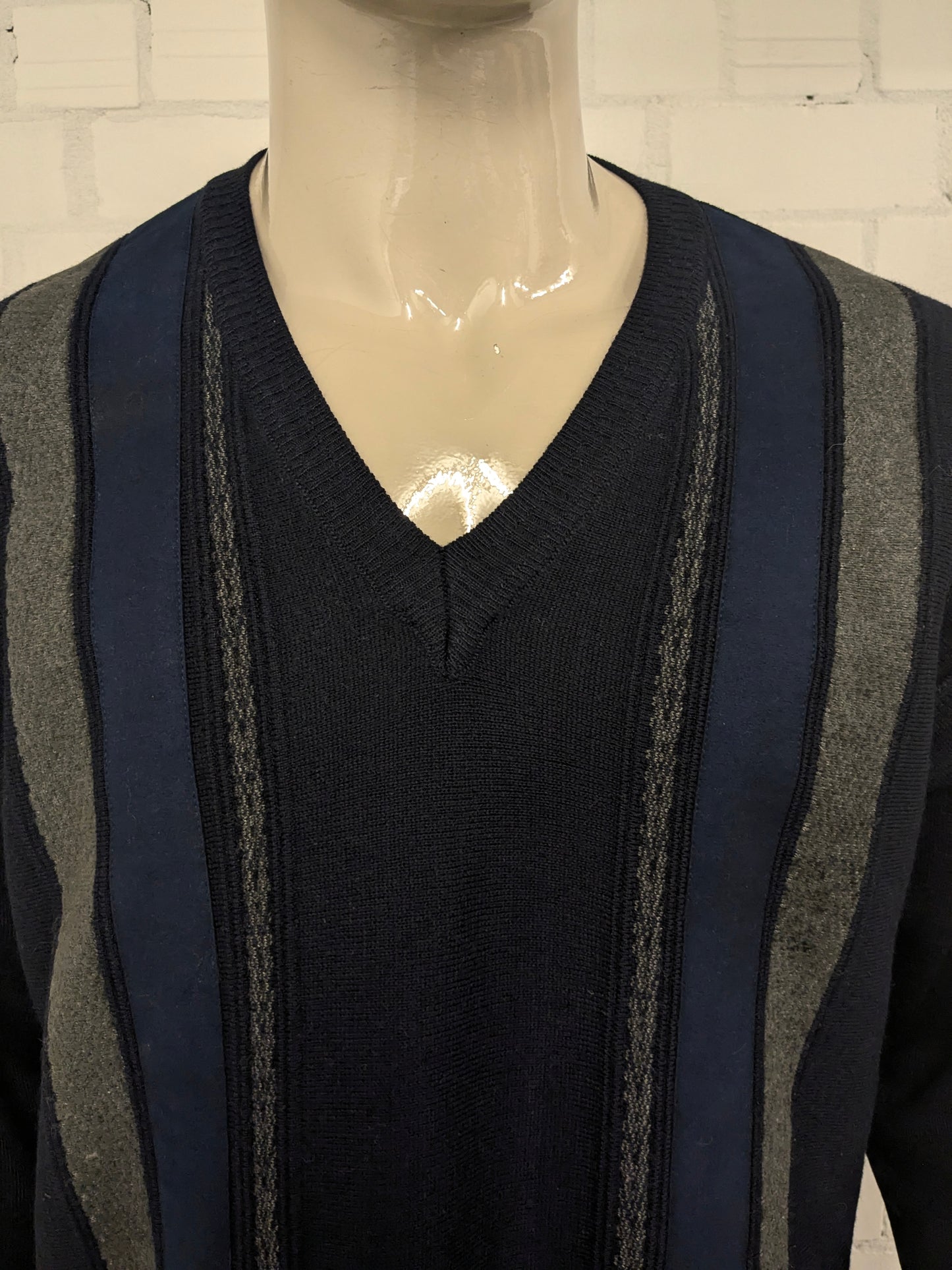 Suéter vintage Alver con cuello en V. Color azul oscuro. Tamaño xl.