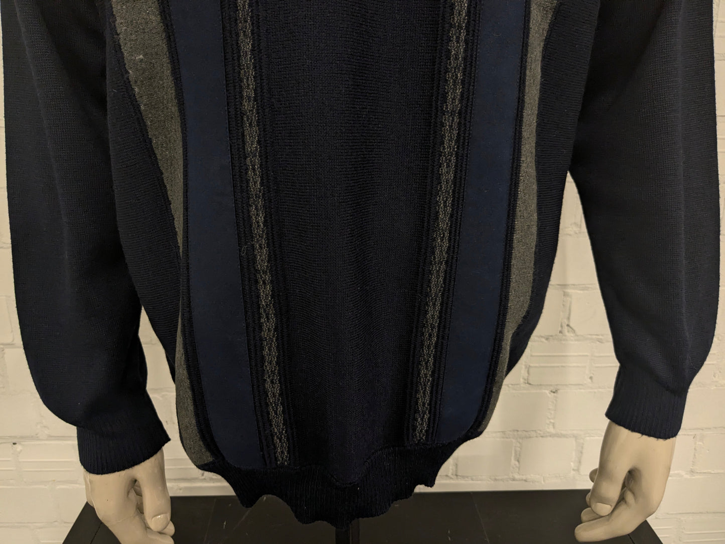 Suéter vintage Alver con cuello en V. Color azul oscuro. Tamaño xl.