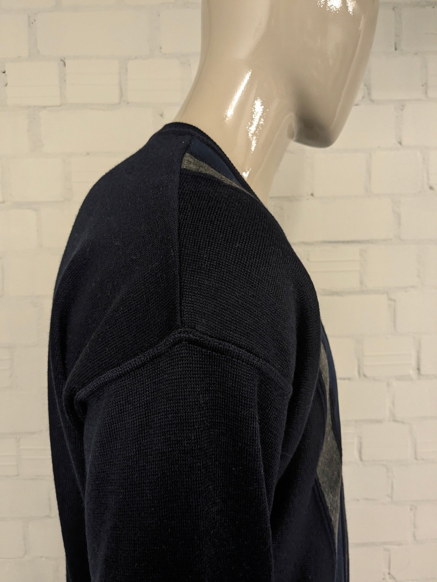 Suéter vintage Alver con cuello en V. Color azul oscuro. Tamaño xl.