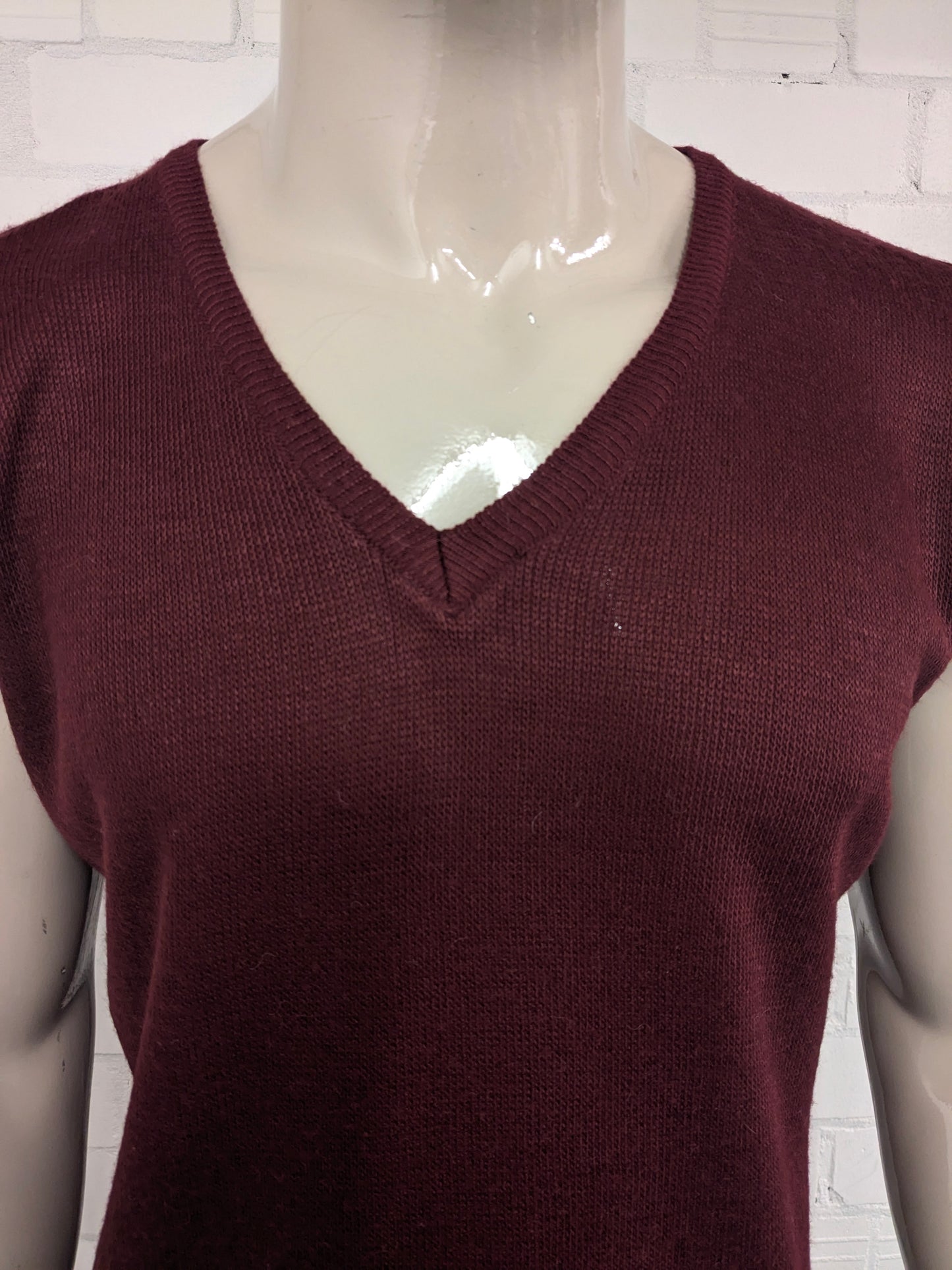 Vintage S&C spencer met V-Hals. Donker Rood gekleurd. Maat L.