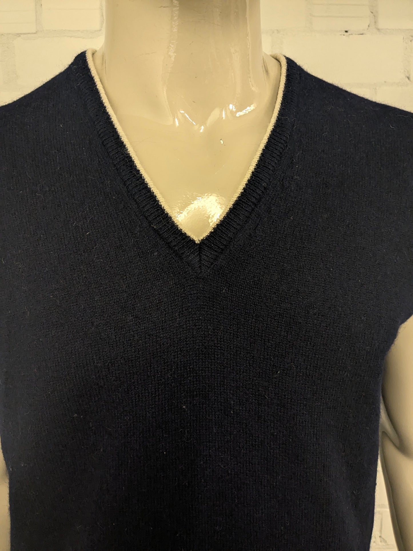 Vintage Canda LamsWollen spencer met V-Hals. Donker Blauw gekleurd. Maat M. 100% Wol.