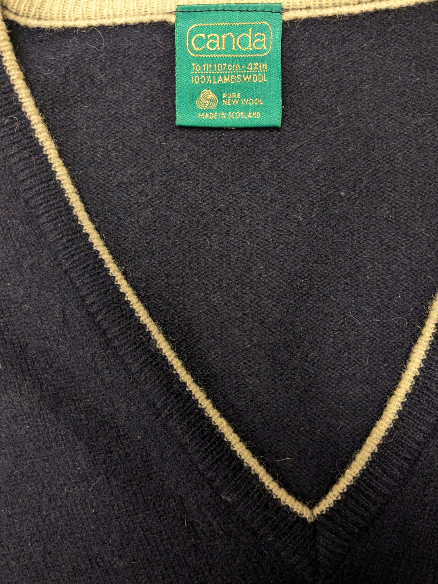 Vintage Canda LamsWollen spencer met V-Hals. Donker Blauw gekleurd. Maat M. 100% Wol.
