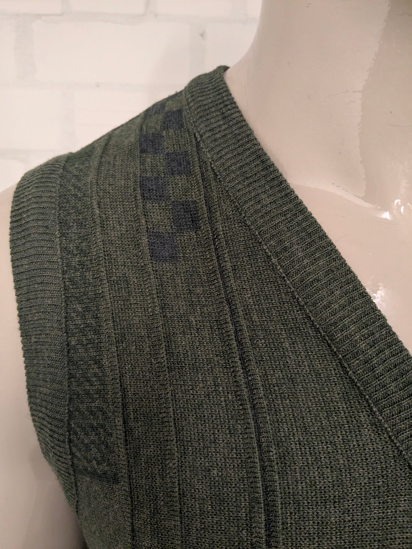 Spencer di lana di pesca vintage con scollo a V. Motivo verde. Taglia M. 50% lana.