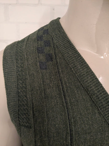 Spencer di lana di pesca vintage con scollo a V. Motivo verde. Taglia M. 50% lana.