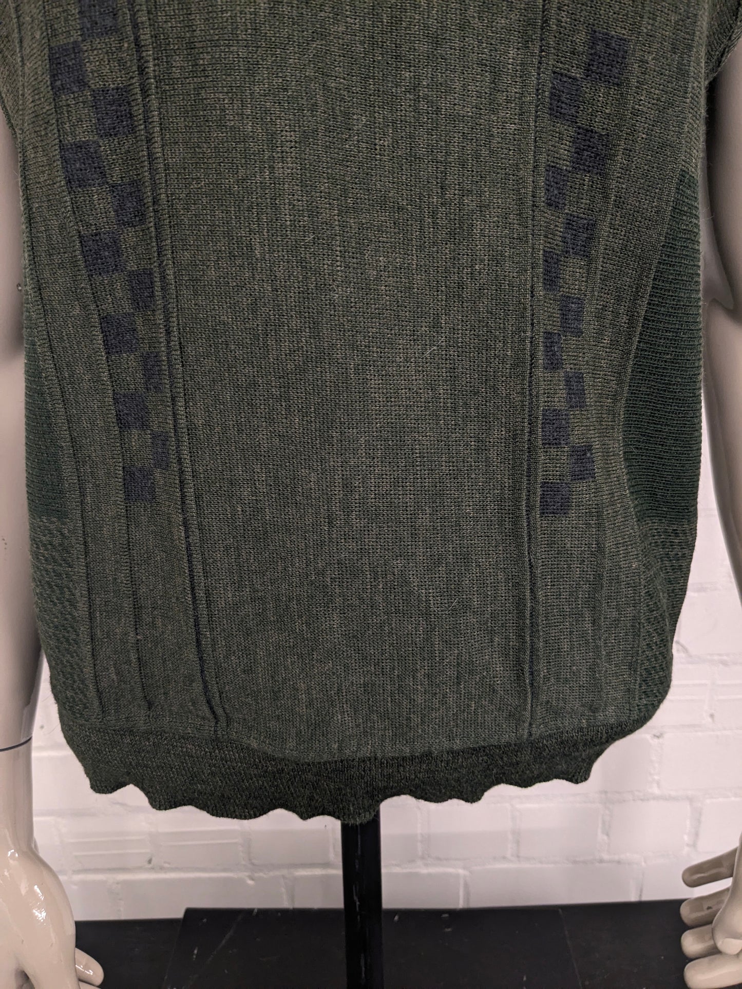 Spencer di lana di pesca vintage con scollo a V. Motivo verde. Taglia M. 50% lana.