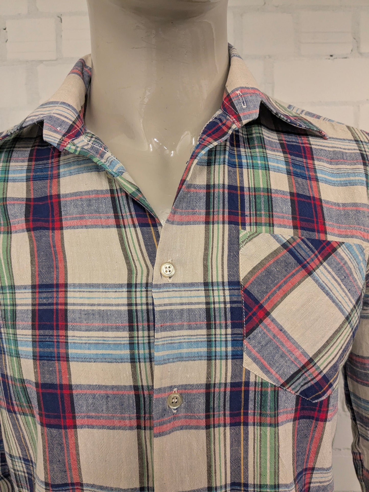 Vintage 70's merkloos overhemd met puntkraag. Rood Blauw Groen Geel geruit. Maat M.
