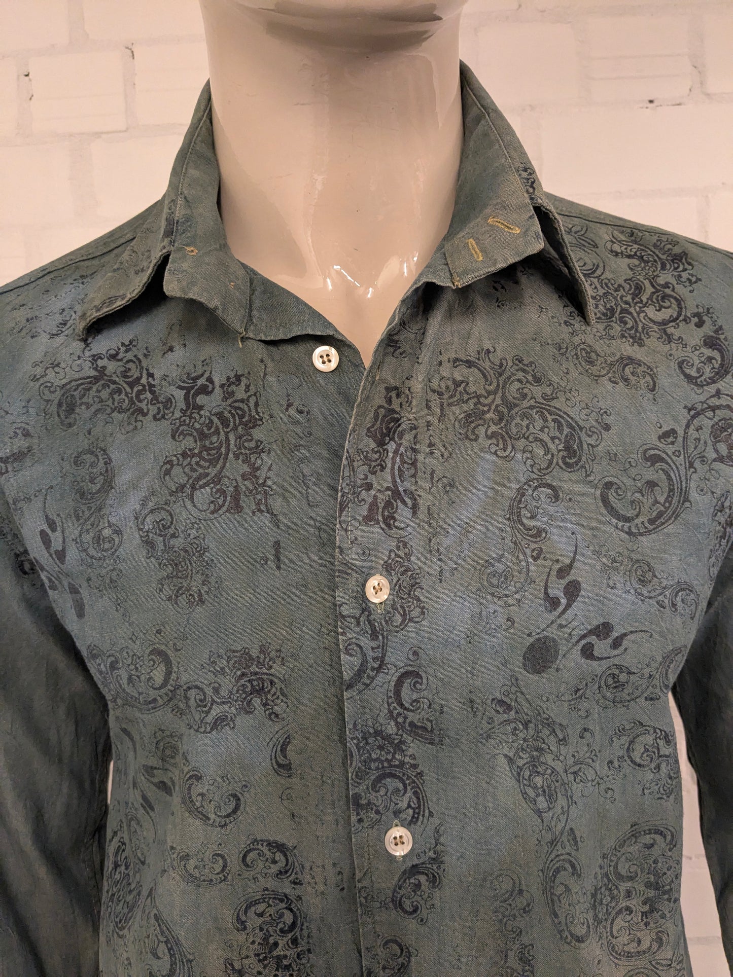 Chemise pentium. Impression beige bleu vert. Taille M.