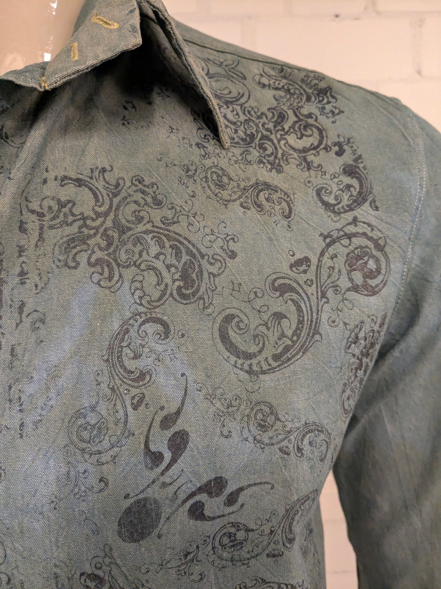 Chemise pentium. Impression beige bleu vert. Taille M.