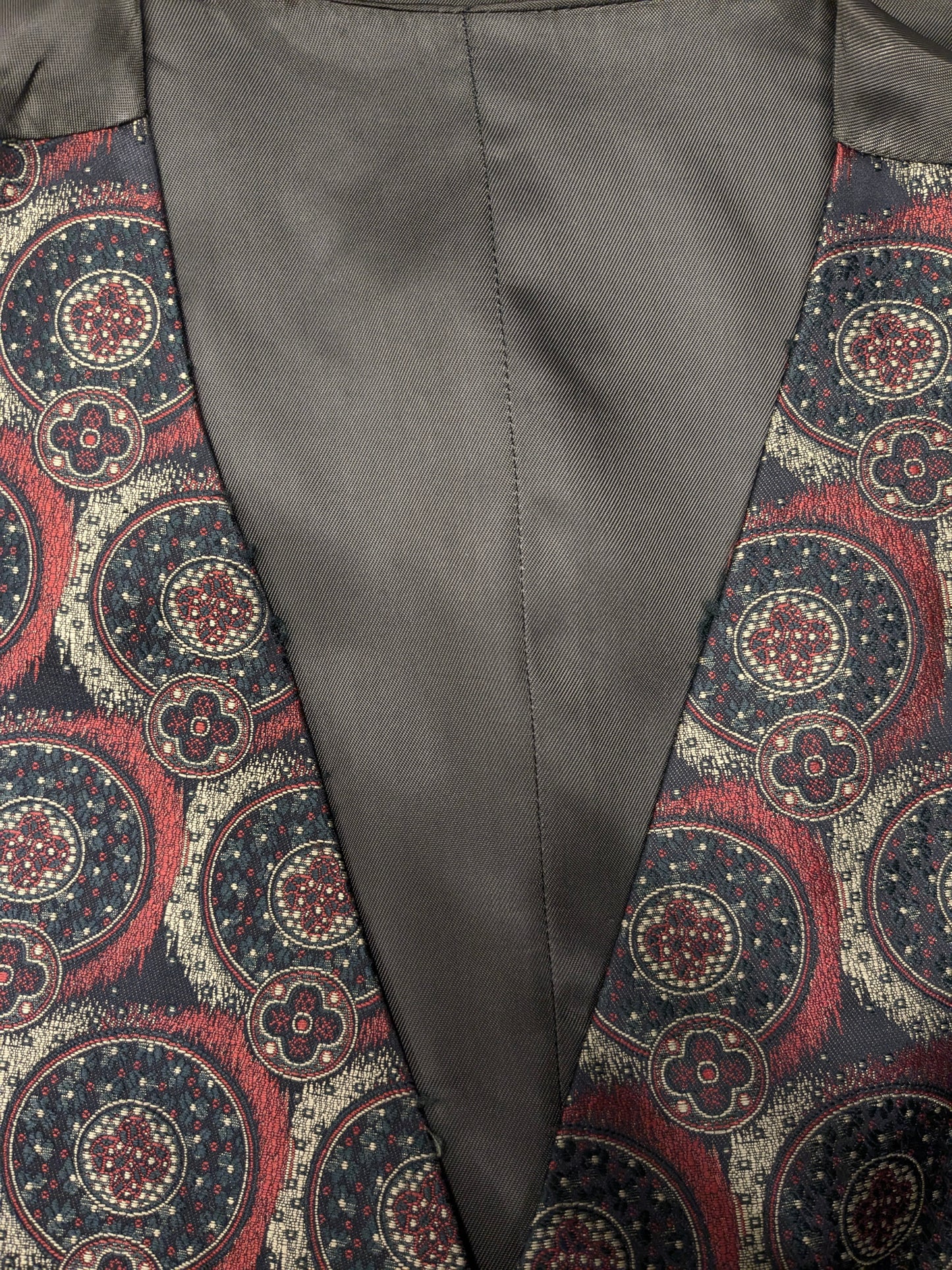 Gilet vintage. Motivo lucido rosso verde. Taglia M.