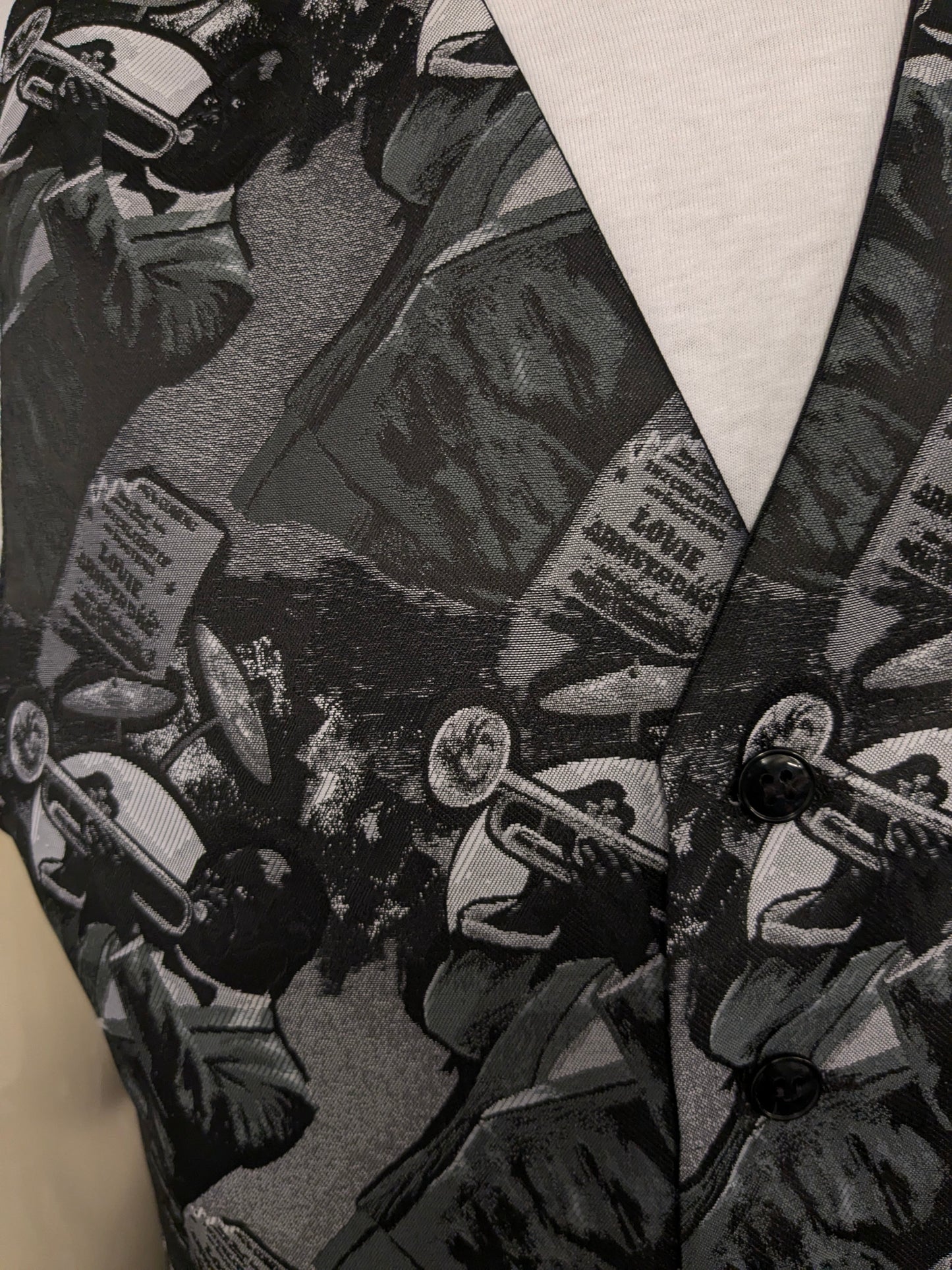 Brummell gilet. Zwart Wit Jazzy Louie Armstrong print. Maat L.