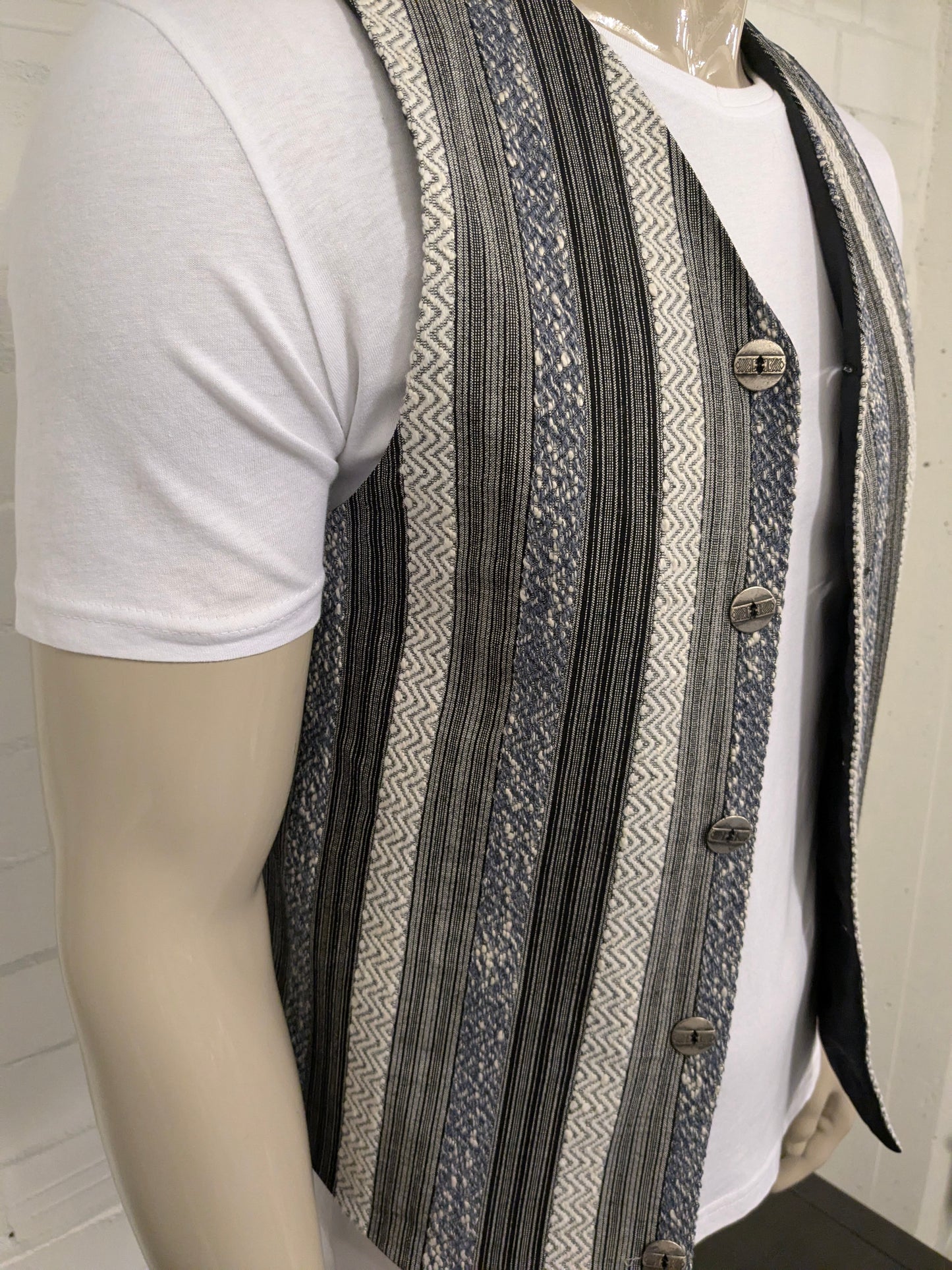 I Due Fratelli gilet. Zwart Wit Blauw voelbaar motief. Maat M.