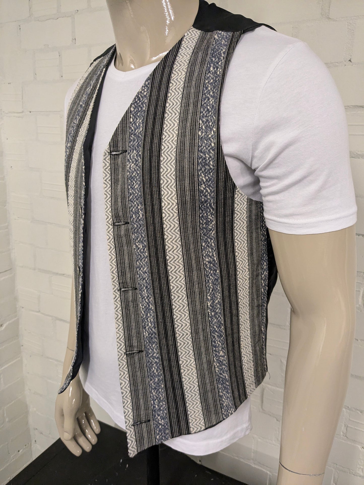 I Due Fratelli gilet. Zwart Wit Blauw voelbaar motief. Maat M.