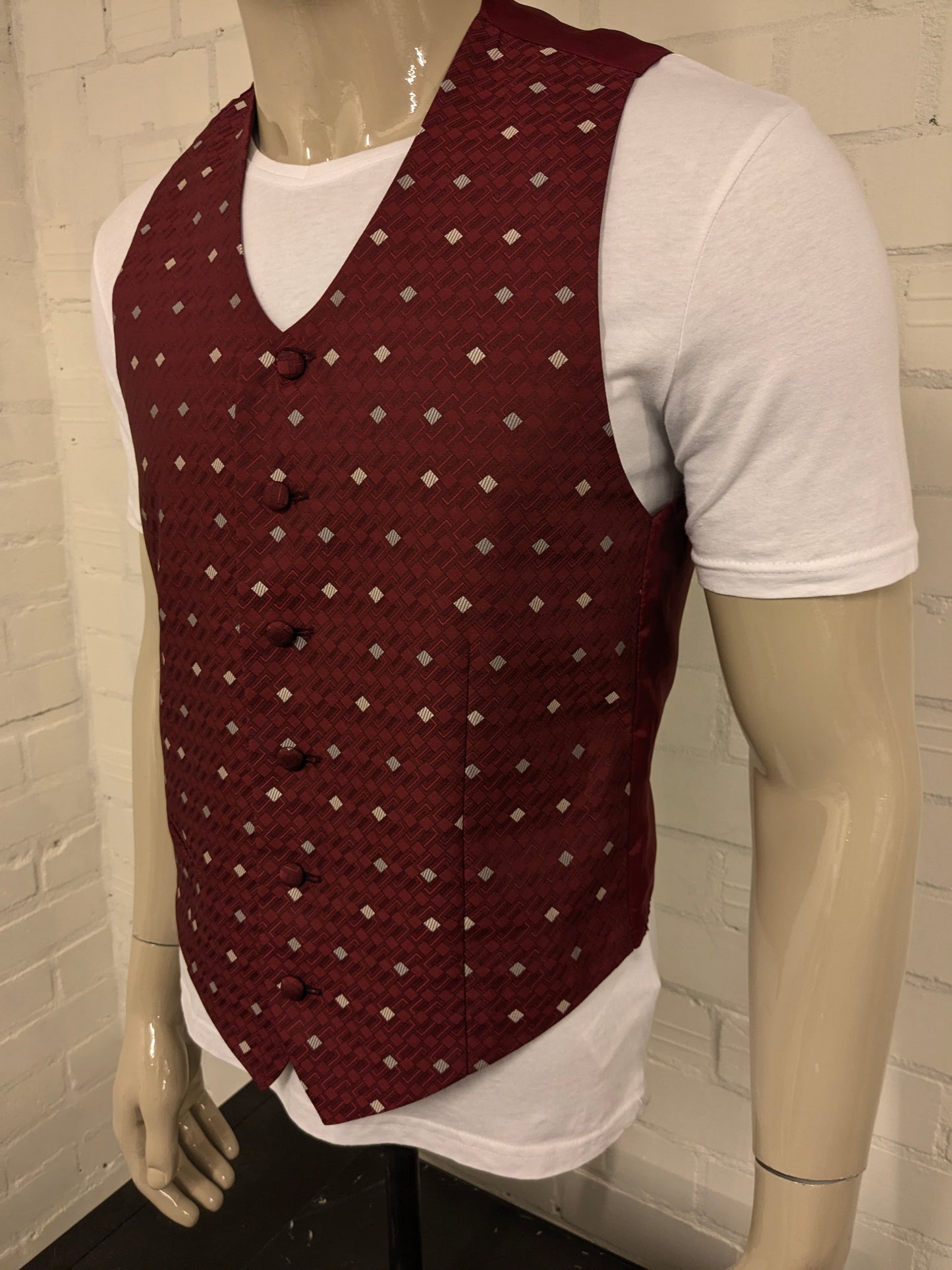 Vintage gilet. Donker Rood Wit licht glanzend motief. Maat M.