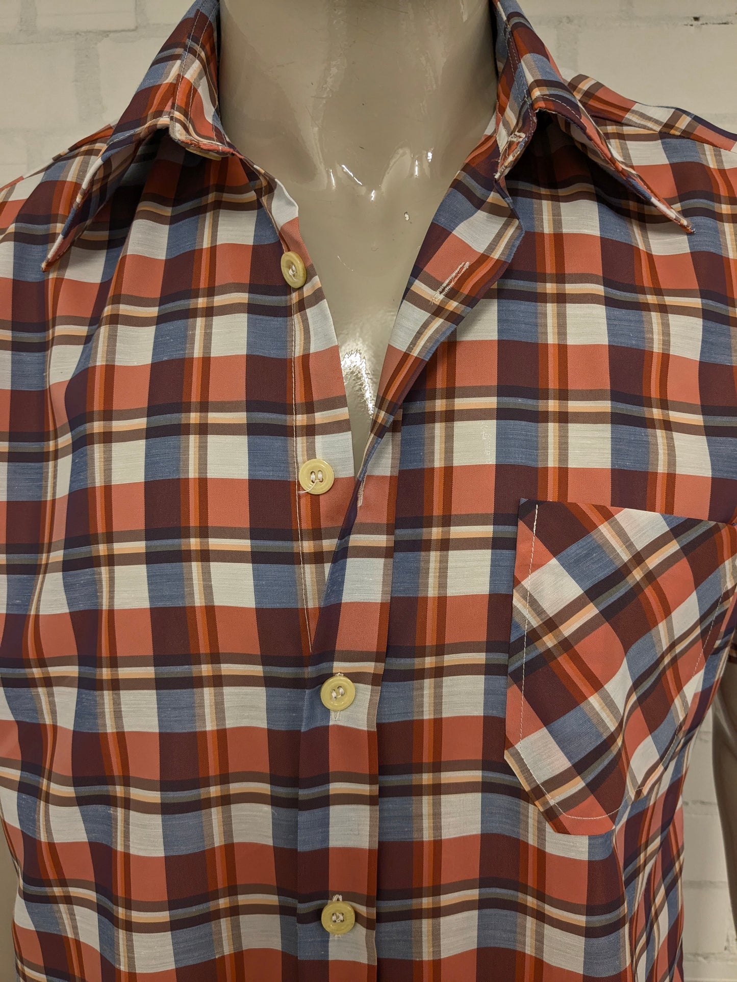 Vintage 70's TOM overhemd korte mouw met puntkraag. Rood Oranje Beige Blauw geruit. Maat L.