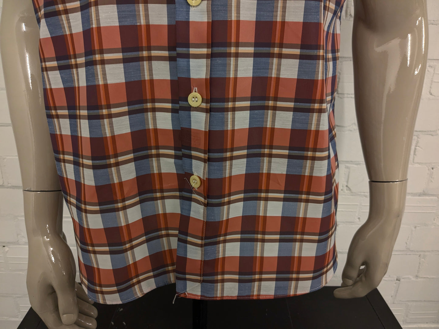 Vintage 70's TOM overhemd korte mouw met puntkraag. Rood Oranje Beige Blauw geruit. Maat L.