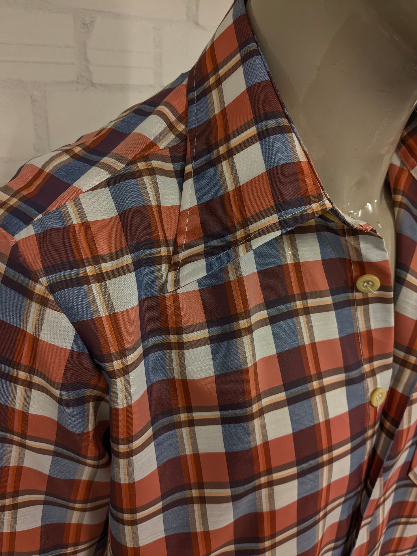 Vintage 70's TOM overhemd korte mouw met puntkraag. Rood Oranje Beige Blauw geruit. Maat L.