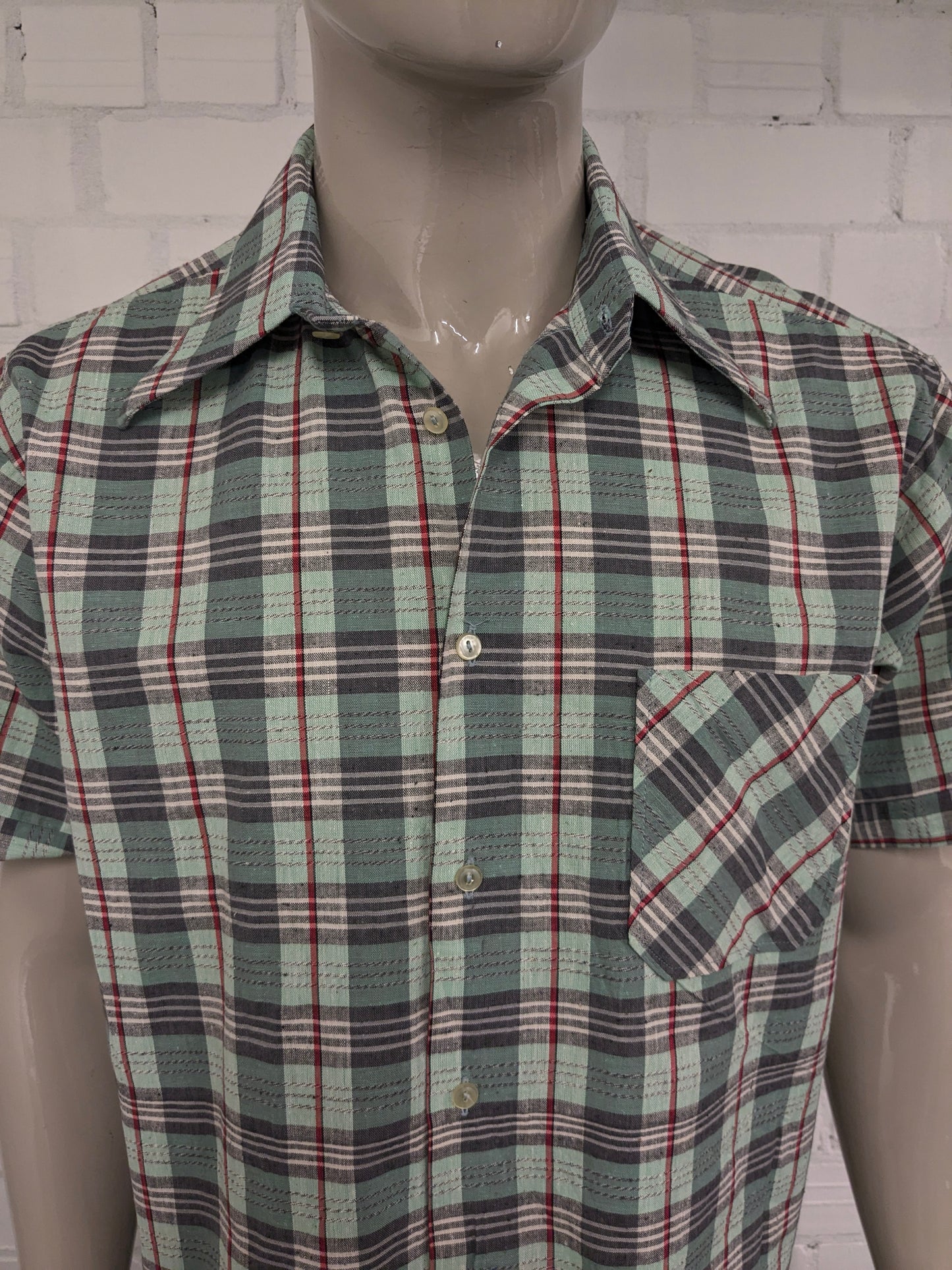 Vintage 70's shirt short sleeve with point collar. Green rose white black checked. Size XL.