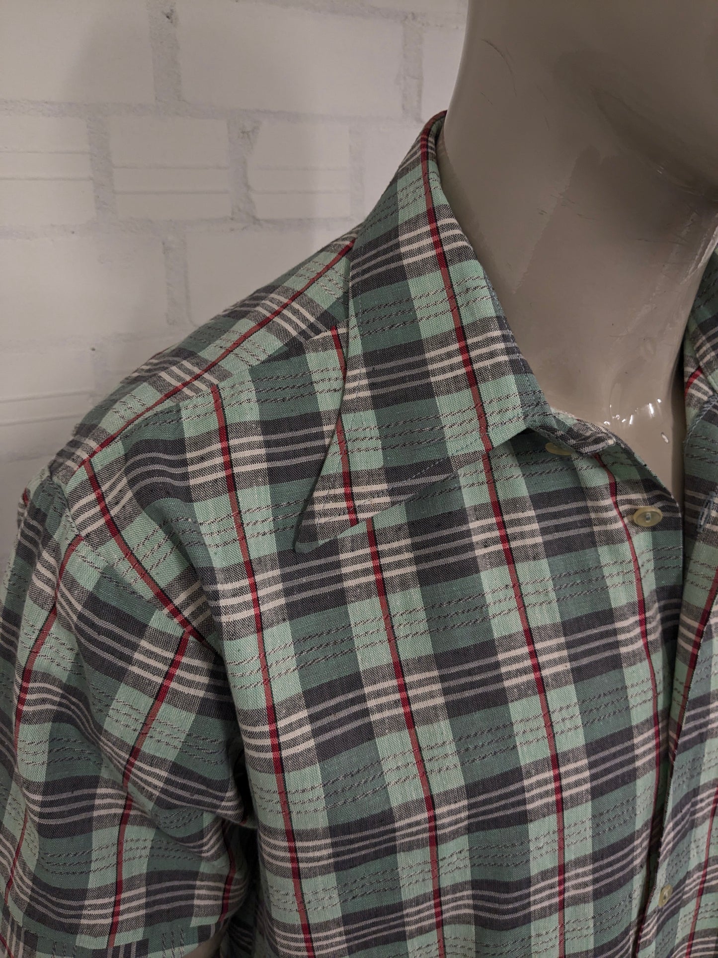 Vintage 70's shirt short sleeve with point collar. Green rose white black checked. Size XL.