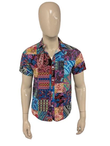 Vintage brandless print shirt short sleeve. Colored print. Size M.