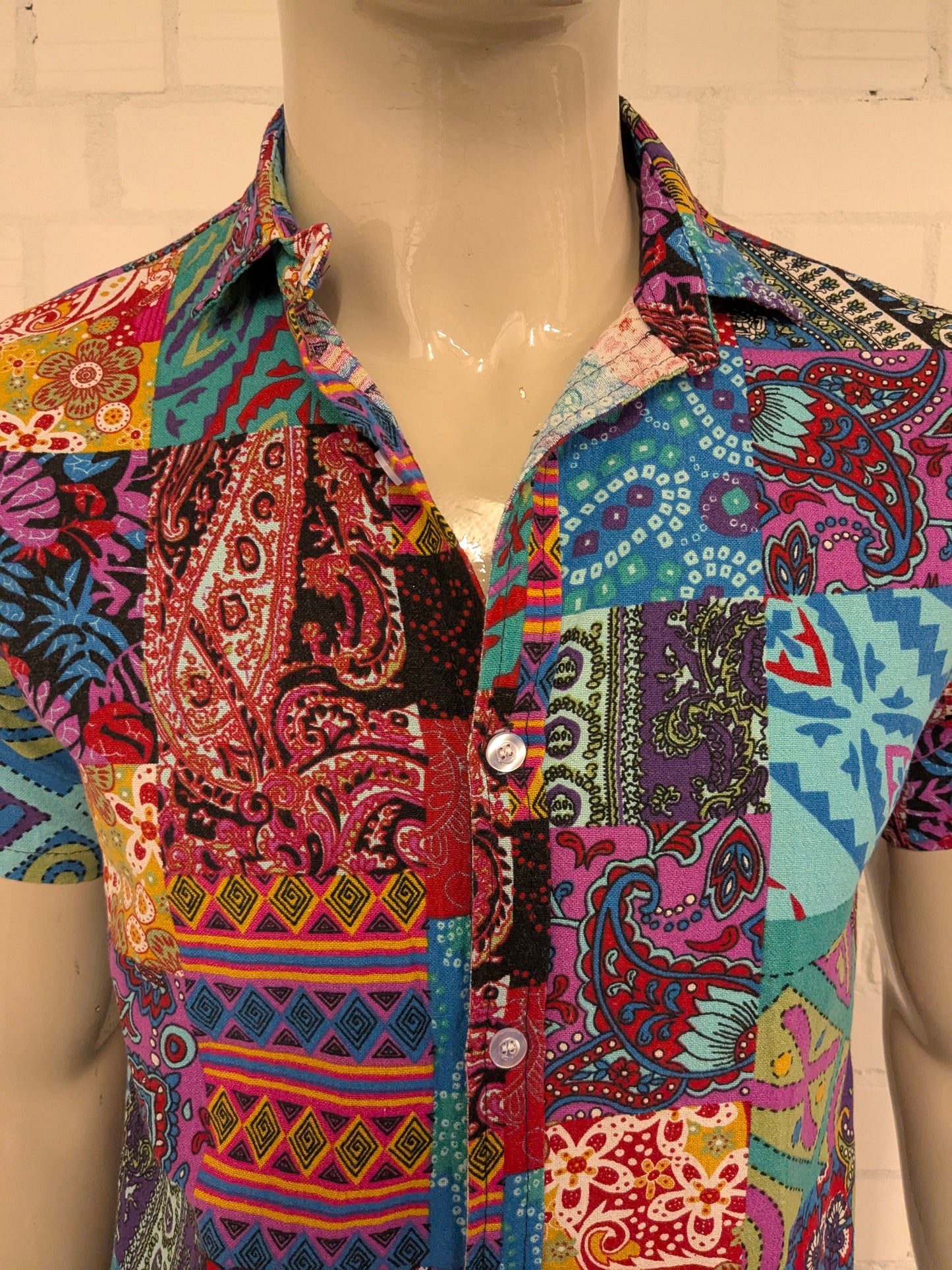 Vintage brandless print shirt short sleeve. Colored print. Size M.