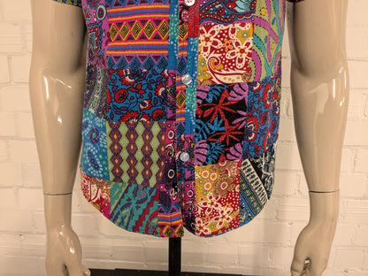 Vintage brandless print shirt short sleeve. Colored print. Size M.