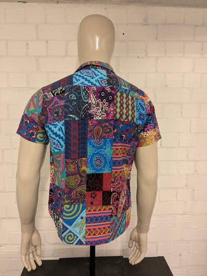 Vintage brandless print shirt short sleeve. Colored print. Size M.