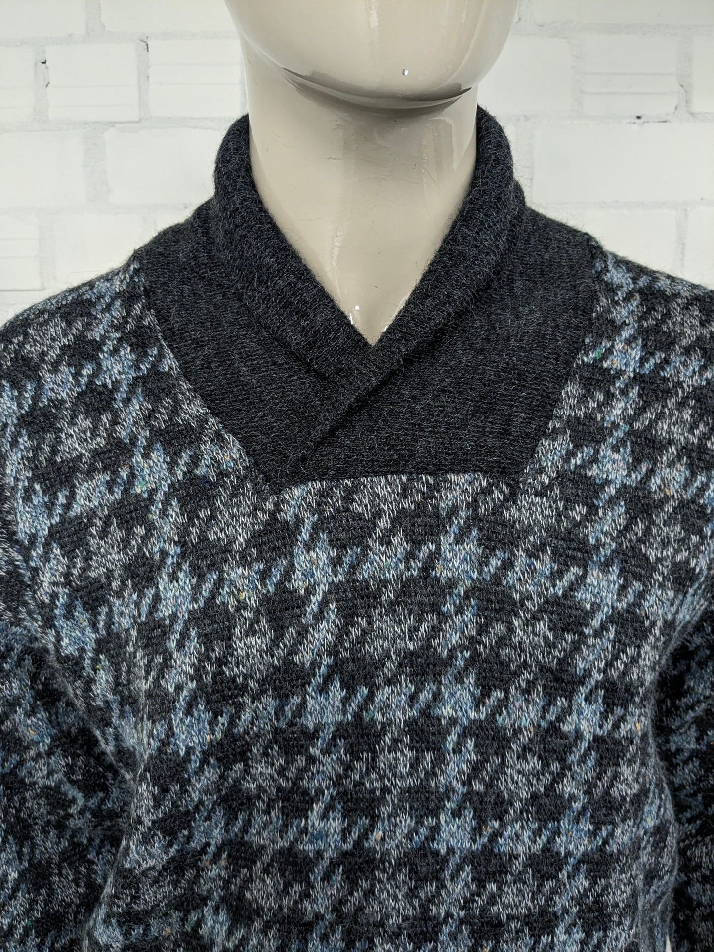 Teddy Chewitt suéter de lana vintage con un collar grande. Gris azul de color blanco. Tamaño M. 20% de lana.