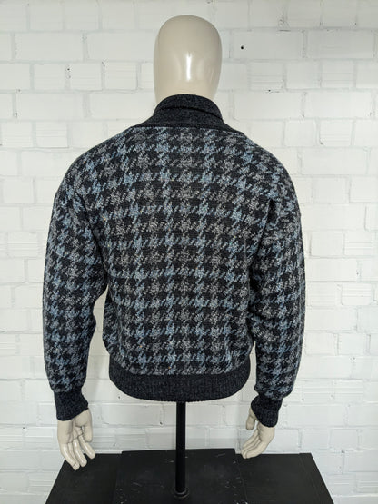 Teddy Chewitt suéter de lana vintage con un collar grande. Gris azul de color blanco. Tamaño M. 20% de lana.