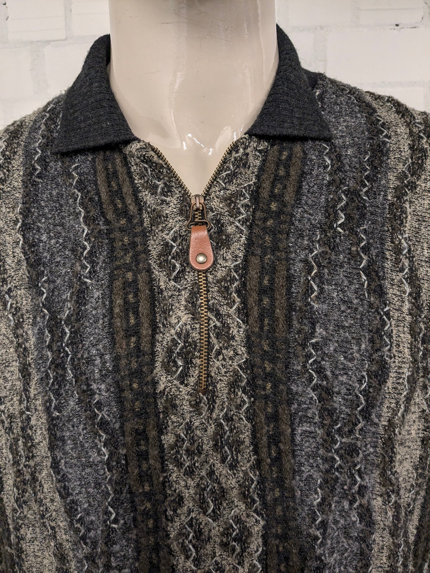 Pull vintage Monte Carlo Wool avec fermeture éclair. Couleur noir vert brun. Taille 2xl / xxl. 50% de laine.