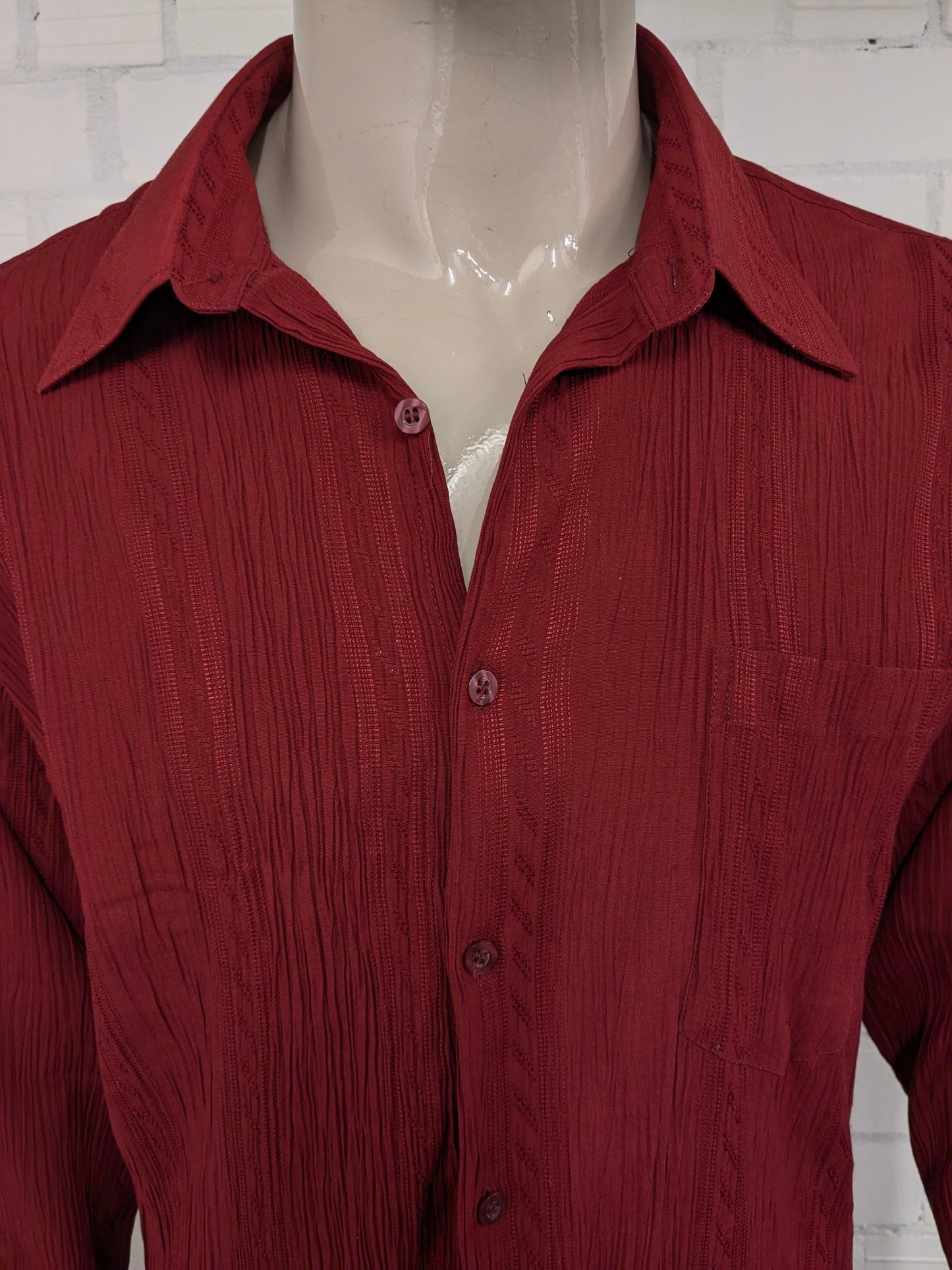 Vintage M.H. Paris shirt with wrinkle effect. Red colored. Size L.