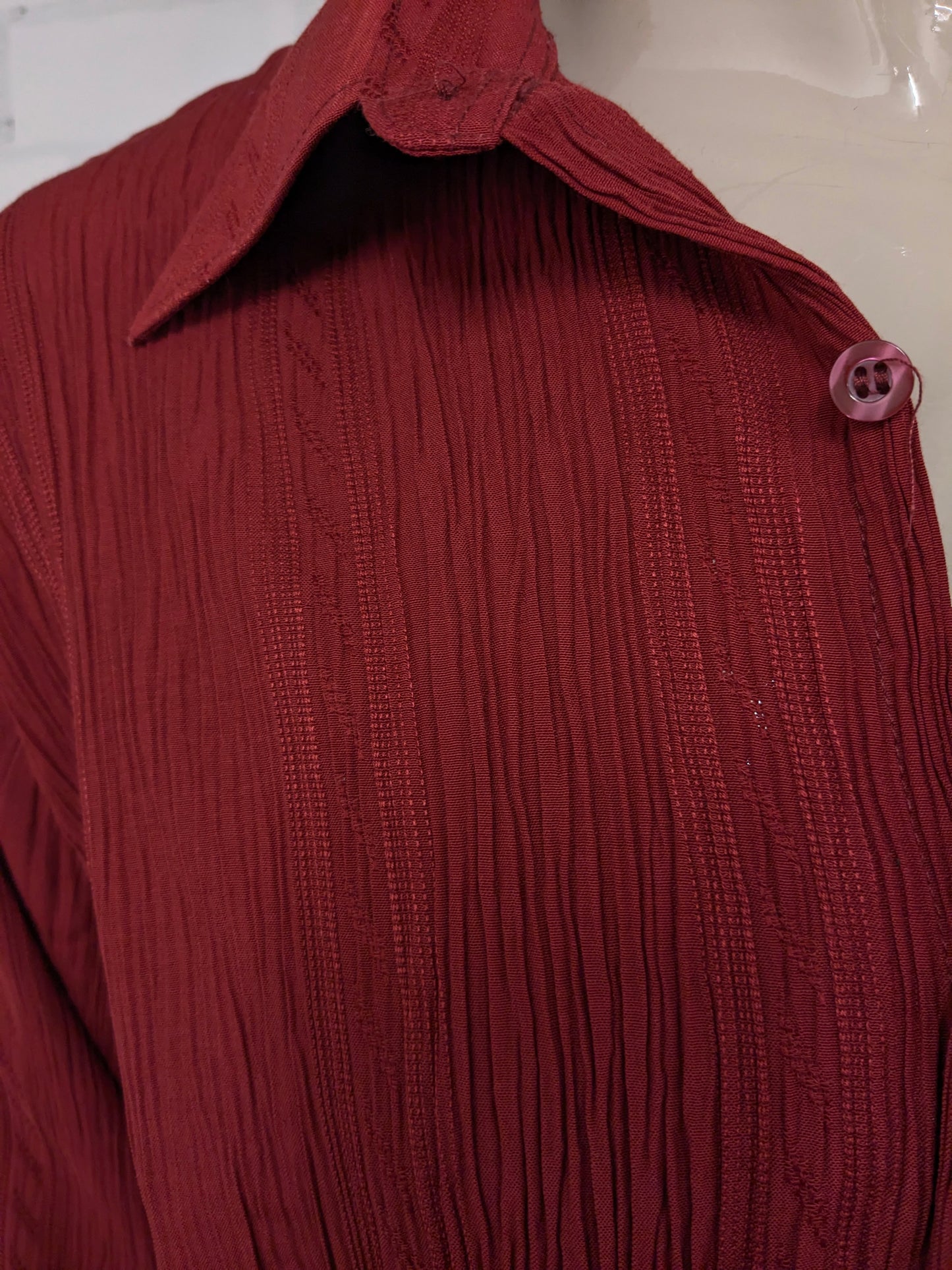 Vintage M.H. Paris shirt with wrinkle effect. Red colored. Size L.