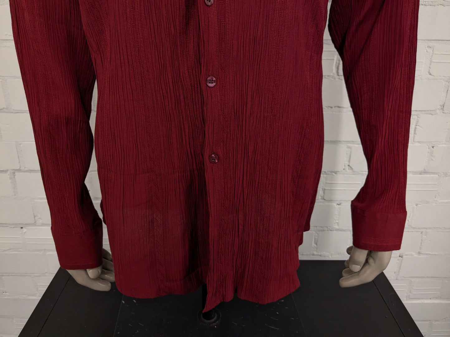 Vintage M.H. Paris shirt with wrinkle effect. Red colored. Size L.