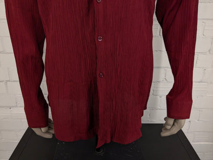 Vintage M.H. Paris shirt with wrinkle effect. Red colored. Size L.