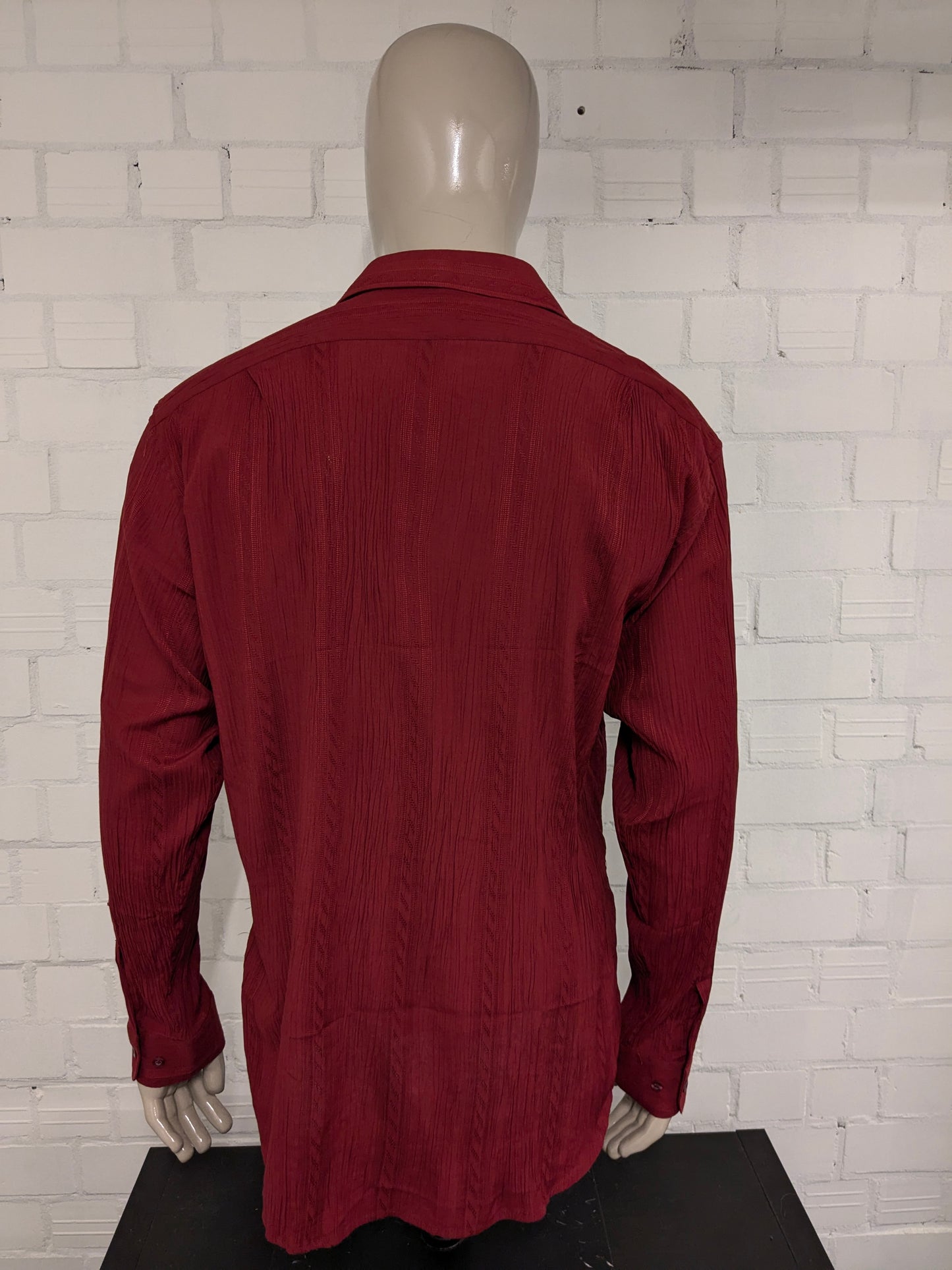 Vintage M.H. Paris shirt with wrinkle effect. Red colored. Size L.