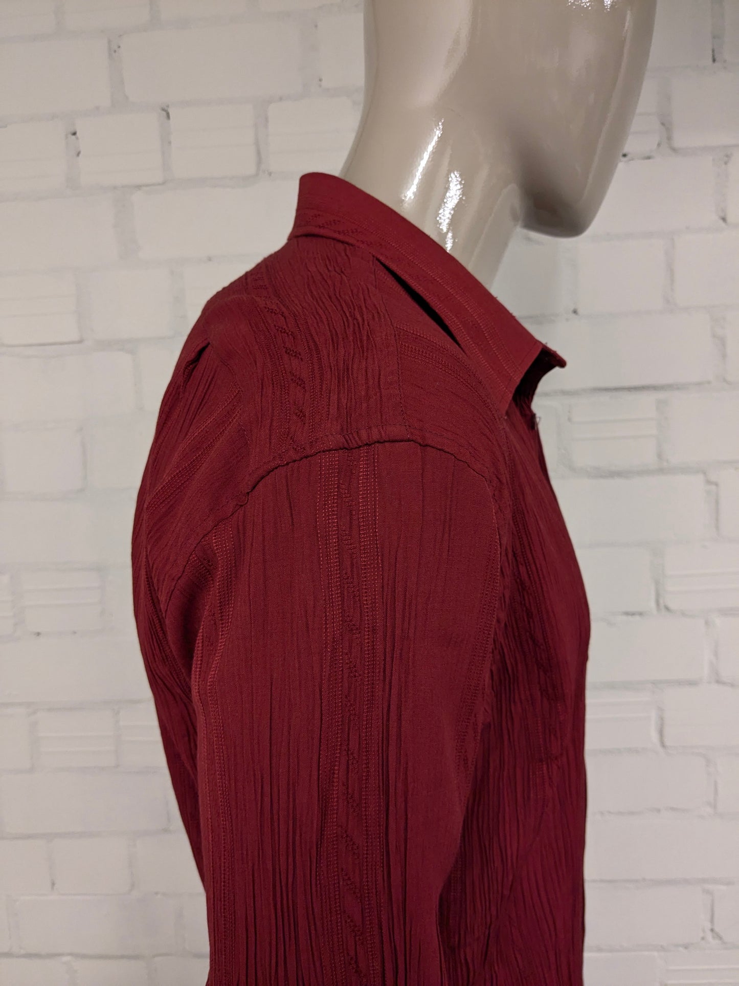 Vintage M.H. Paris shirt with wrinkle effect. Red colored. Size L.