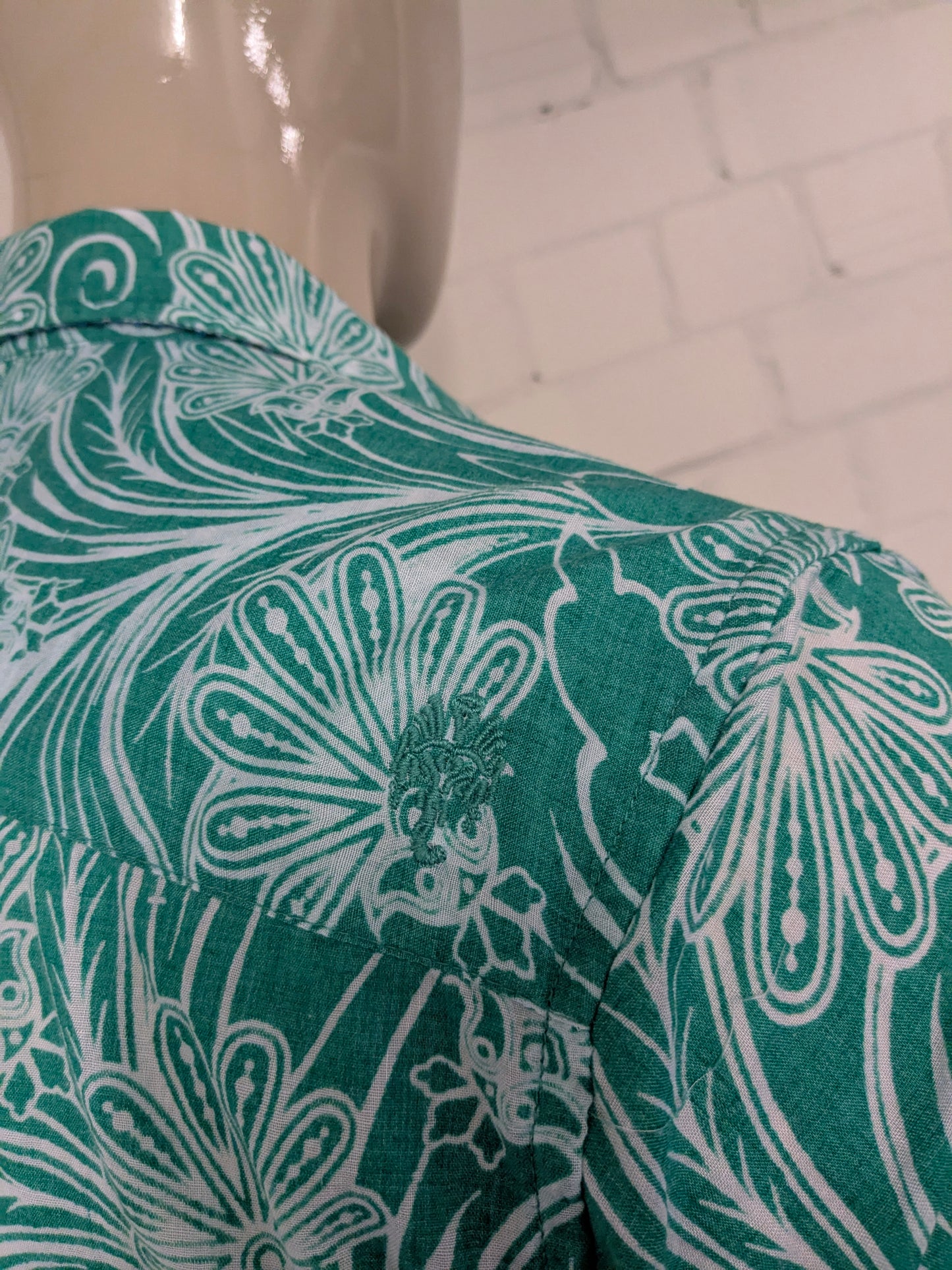 Ganesh shirt. Green white print. Size XL. Slim fit.