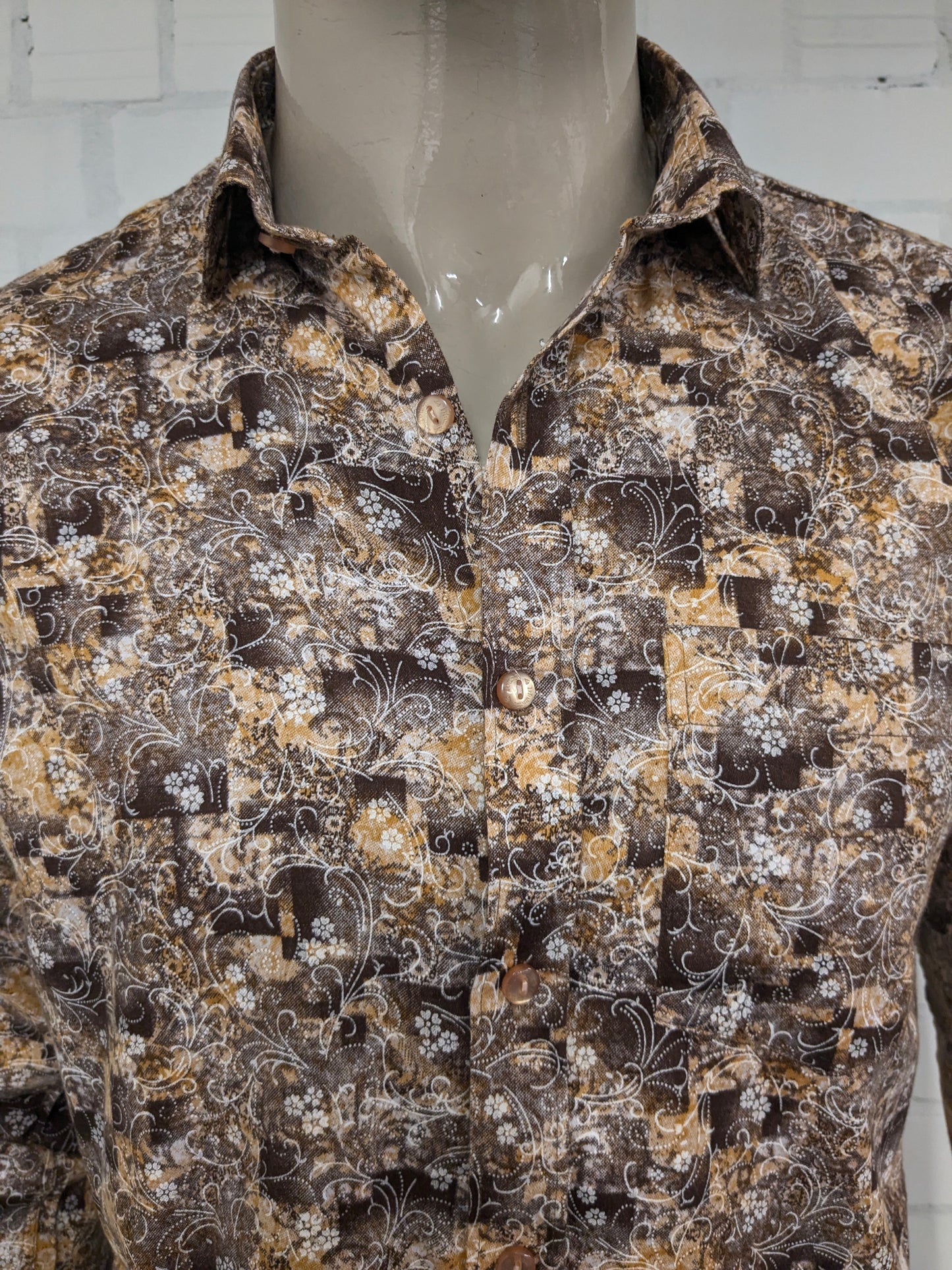 Vintage Diamond Touch -Shirt. Braune weiße Blumen drucken. Größe M.