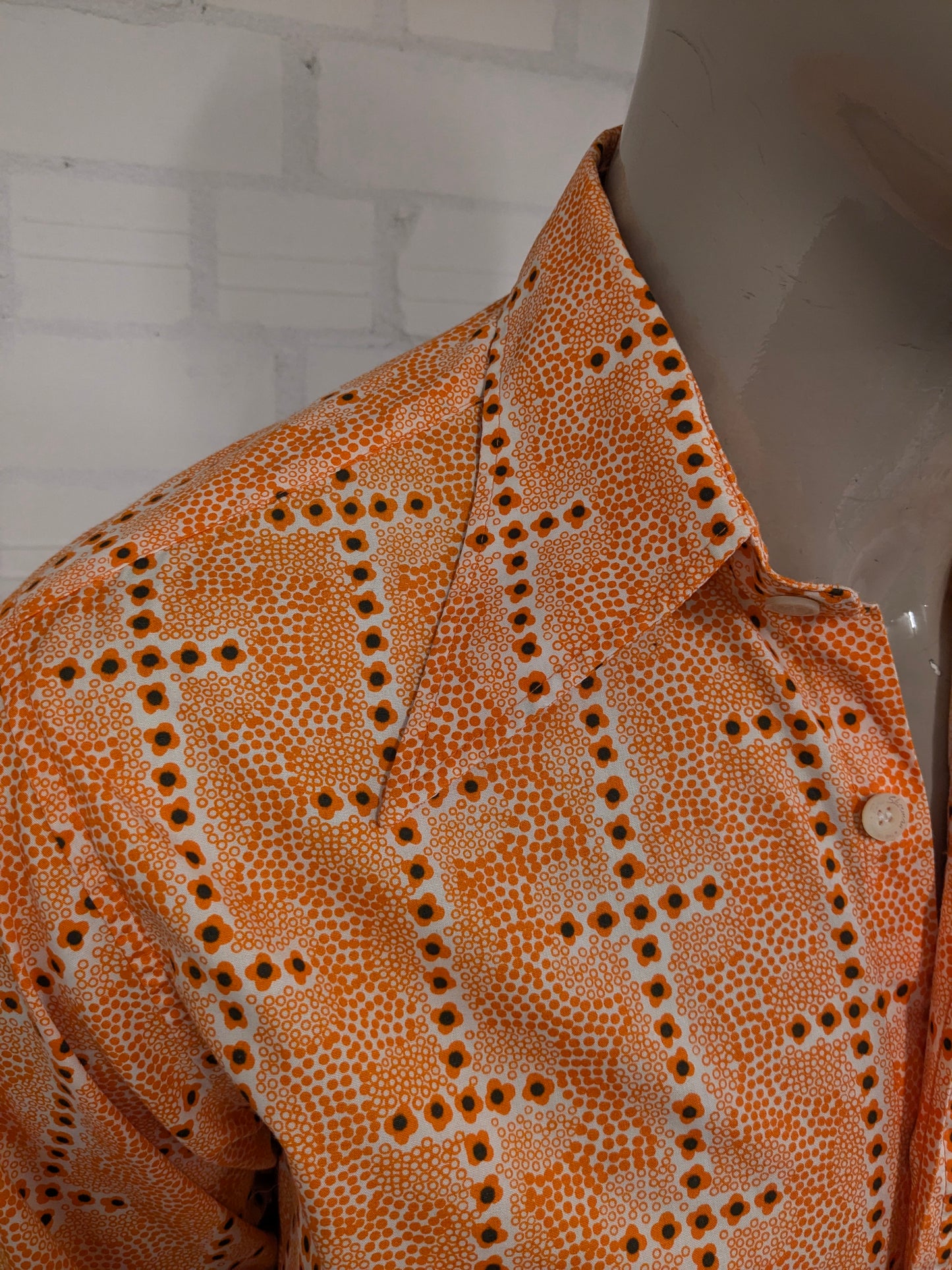Ben Sherman 70's shirt with point collar. Orange beige black print. Size L. Slim Fit.