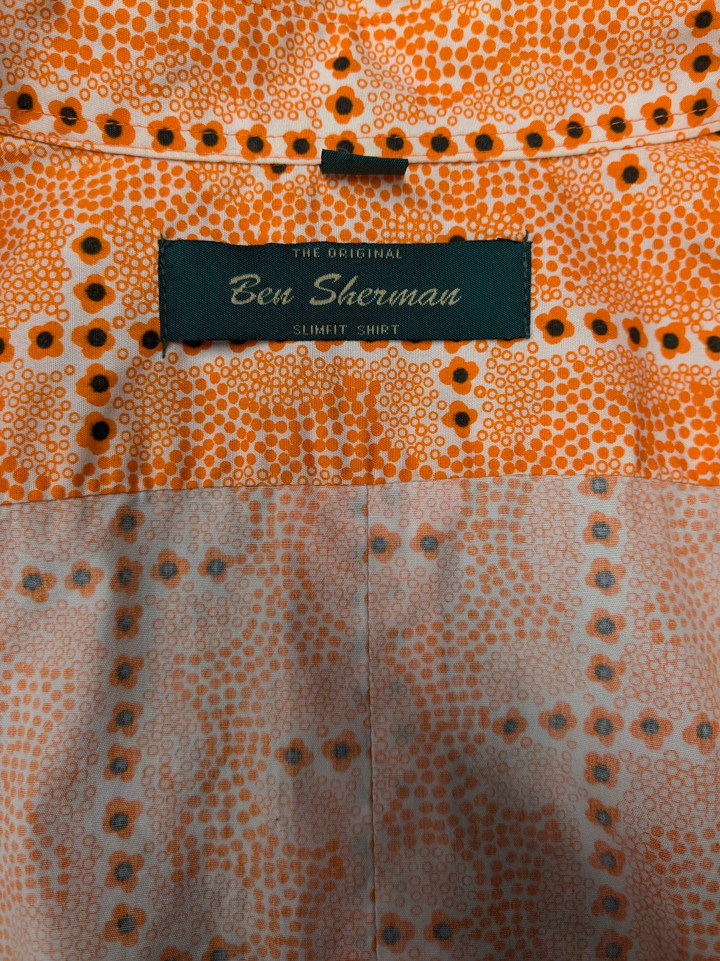 Ben Sherman 70's shirt with point collar. Orange beige black print. Size L. Slim Fit.