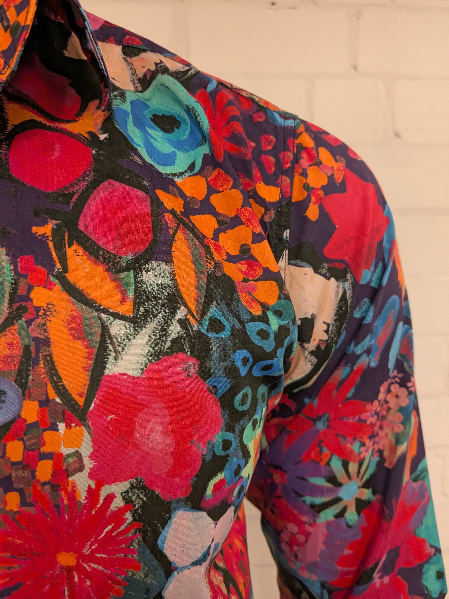 Camisa de Philips. Estampado de color verde naranja rosa. Tamaño M.