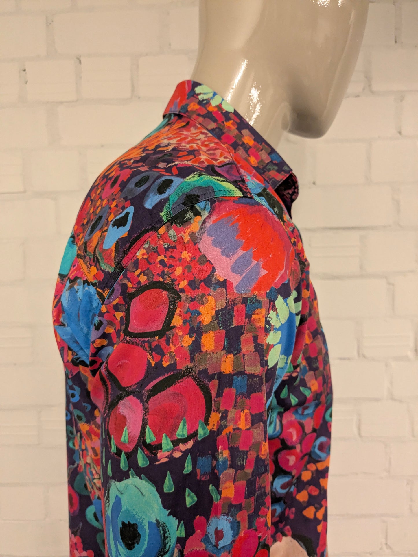 Camisa de Philips. Estampado de color verde naranja rosa. Tamaño M.