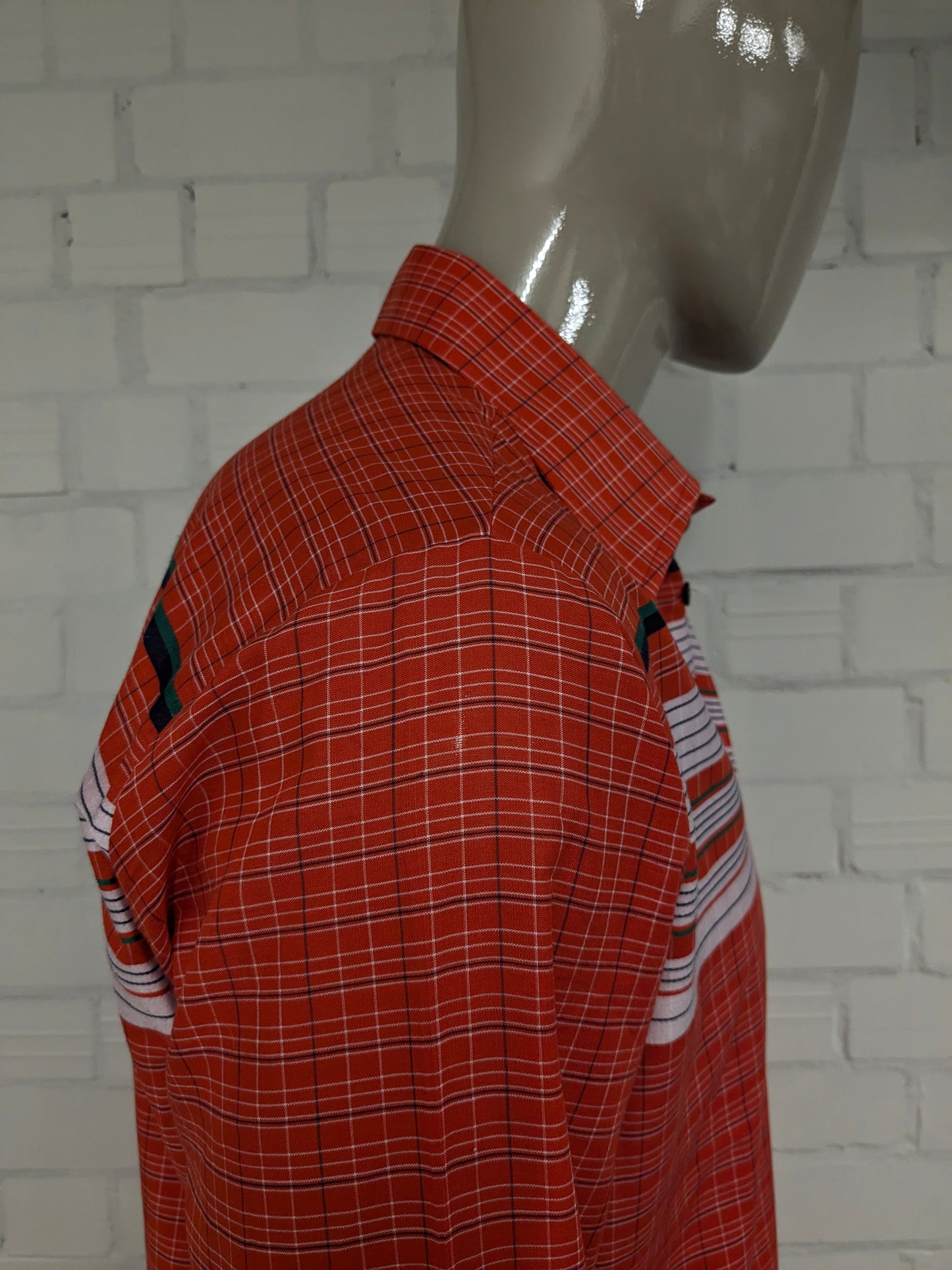 Camicia Globetrotter vintage degli anni '70 con colletto punti. Strisce bianche verde blu arancione. Taglia L.