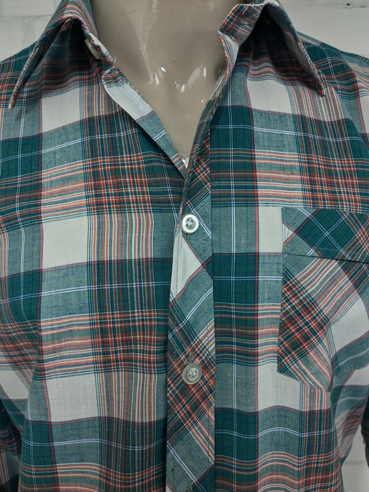 Chemise londonienne vintage des années 70 avec collier. Bleu rouge vert vérifié. Taille L.