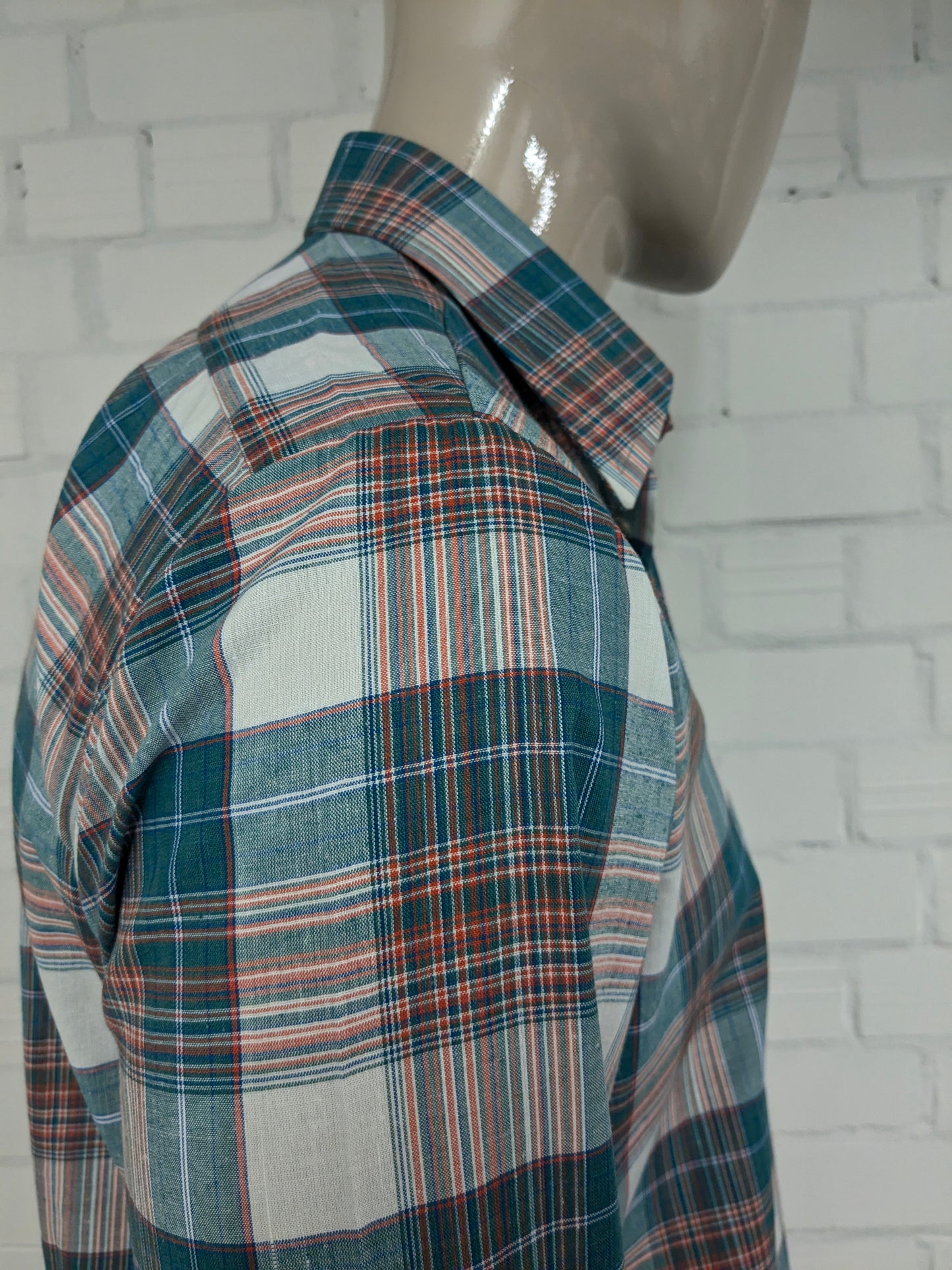 Chemise londonienne vintage des années 70 avec collier. Bleu rouge vert vérifié. Taille L.