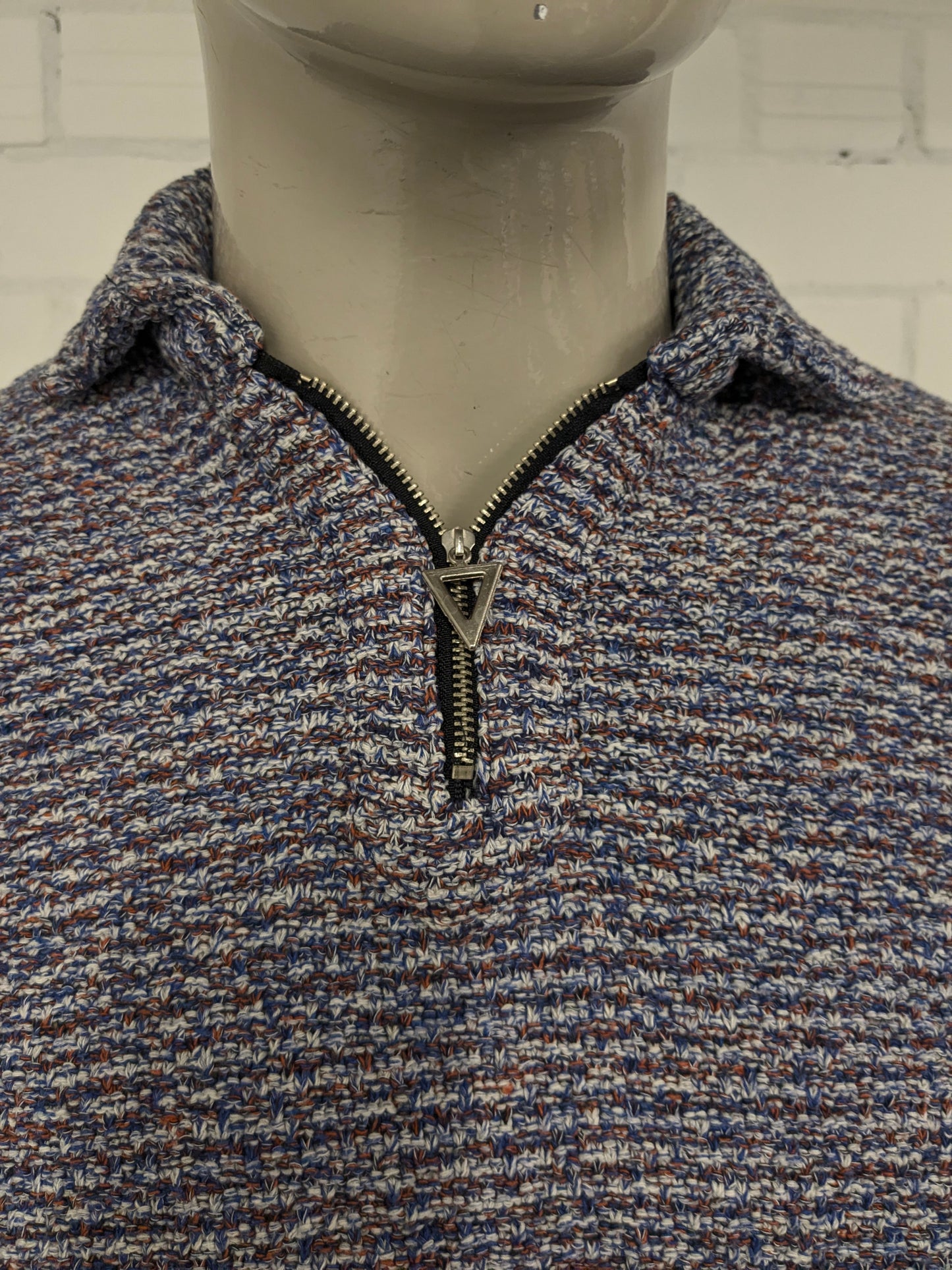 Pull vintage avec fermeture éclair. Bleu blanc rouge mélangé. Taille M.