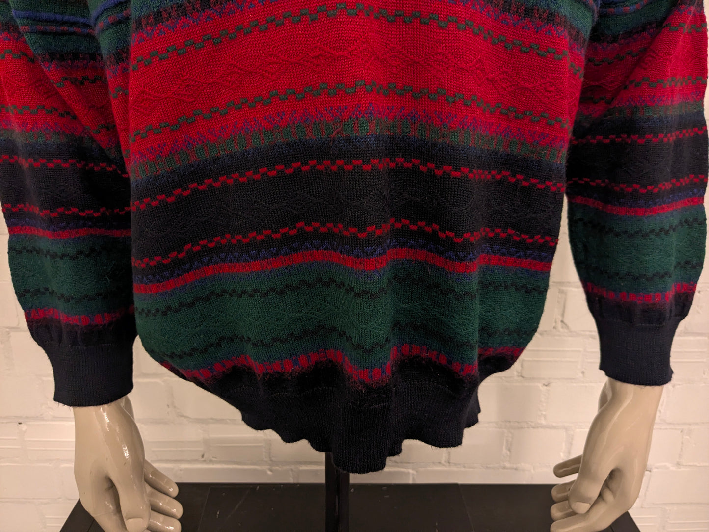 Vintage Frank Alexs Wollen trui met V-Hals. Rood Groen Blauw gekleurd. Maat XL. 50% Wol.