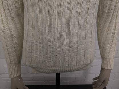 Vintage trui met knopen. Beige gekleurd. Maat M.