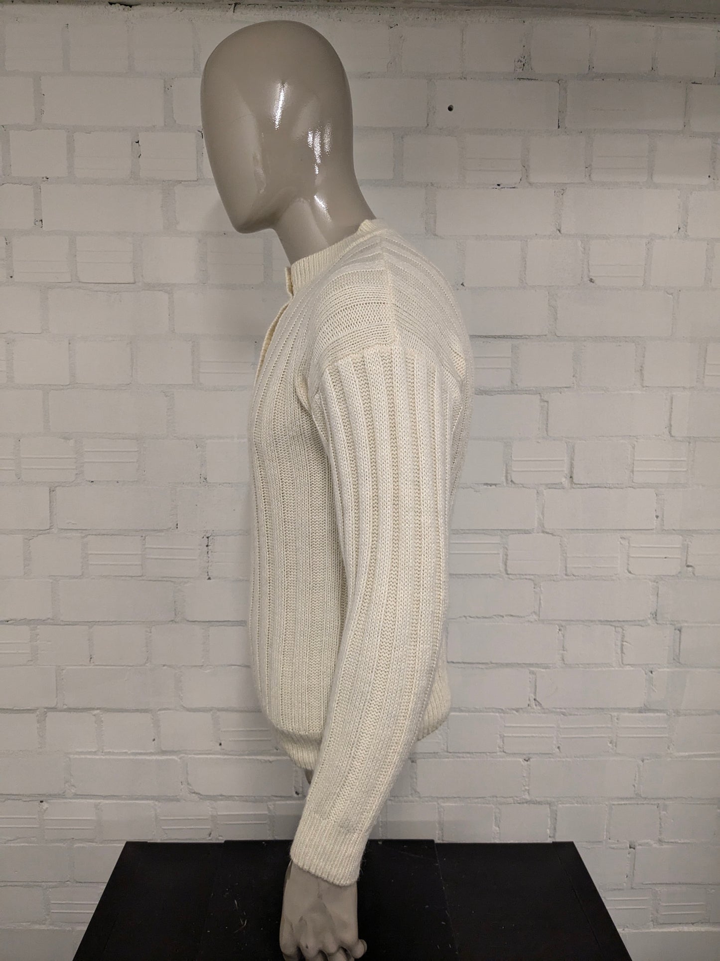 Vintage trui met knopen. Beige gekleurd. Maat M.